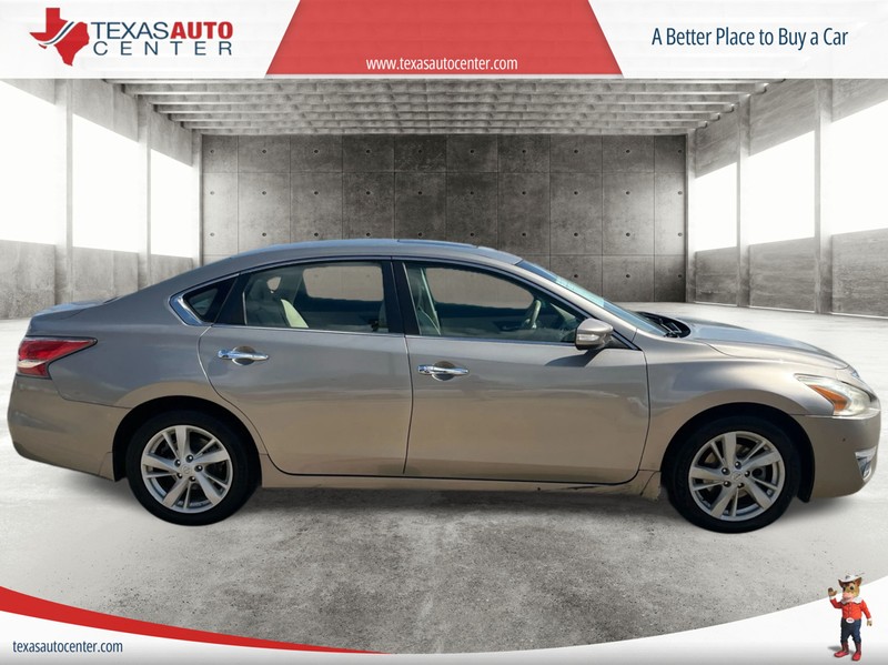 Nissan Altima Vehicle Full-screen Gallery Image 04