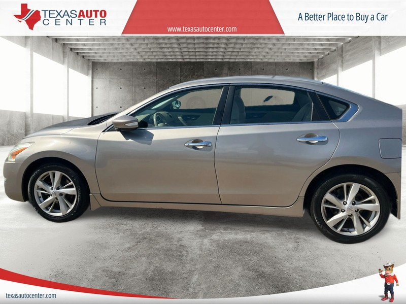 Nissan Altima Vehicle Full-screen Gallery Image 05