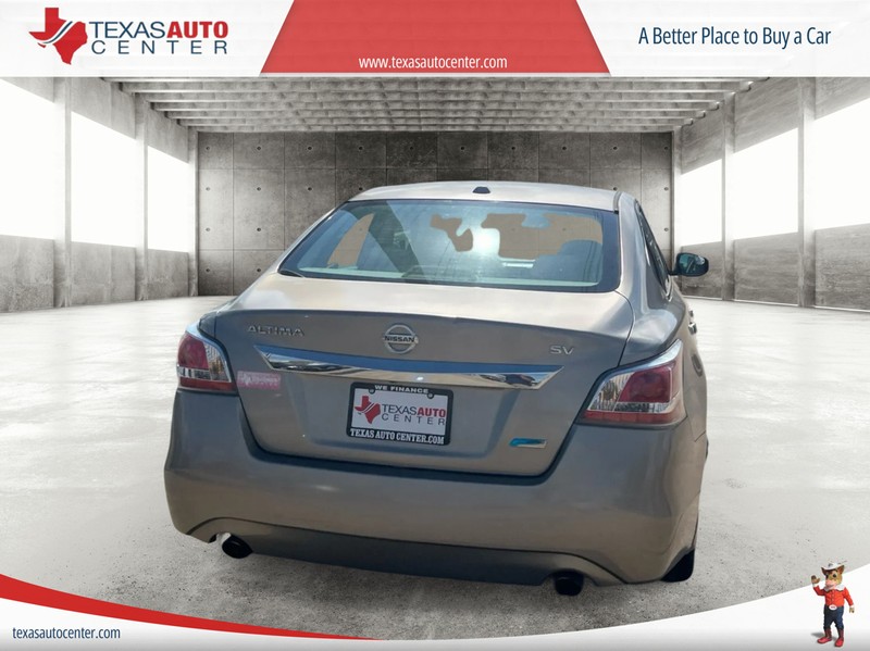 Nissan Altima Vehicle Full-screen Gallery Image 06
