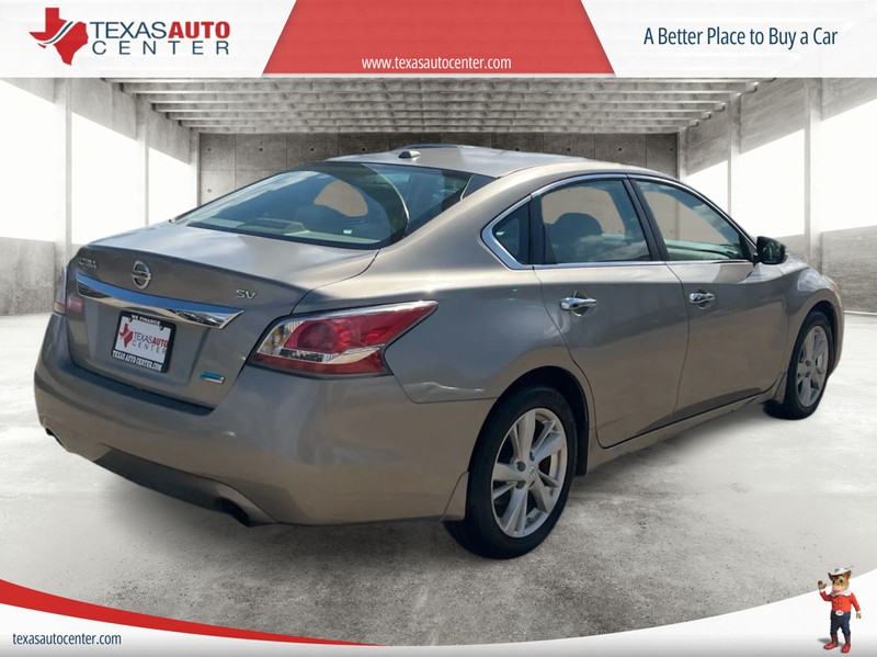 Nissan Altima Vehicle Full-screen Gallery Image 07