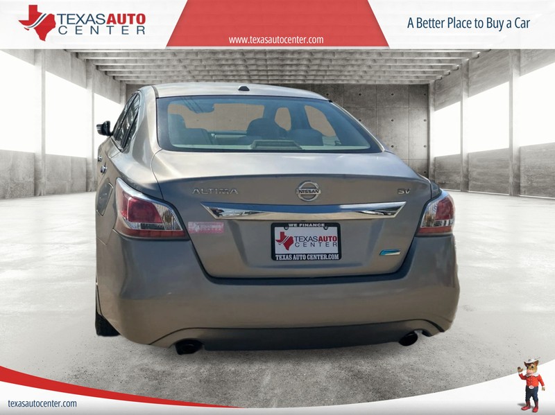 Nissan Altima Vehicle Full-screen Gallery Image 08
