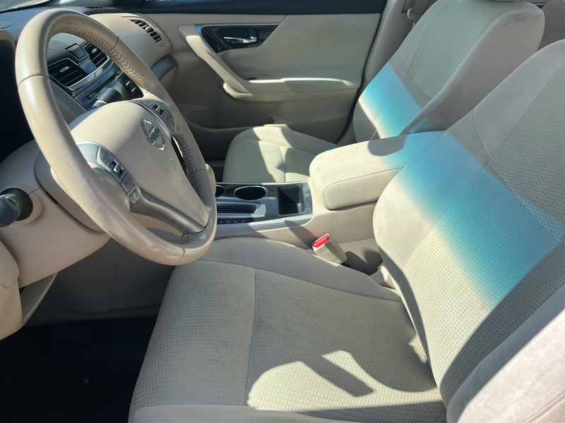 Nissan Altima Vehicle Full-screen Gallery Image 09