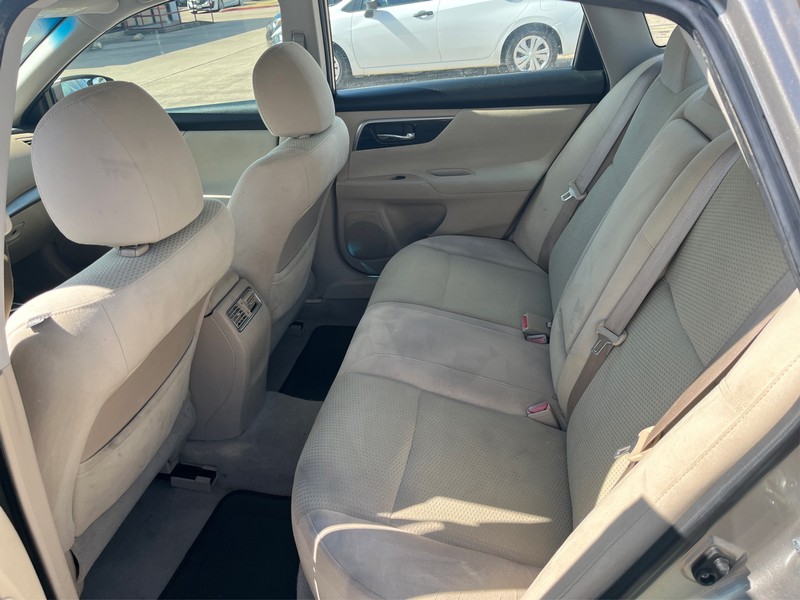 Nissan Altima Vehicle Full-screen Gallery Image 10