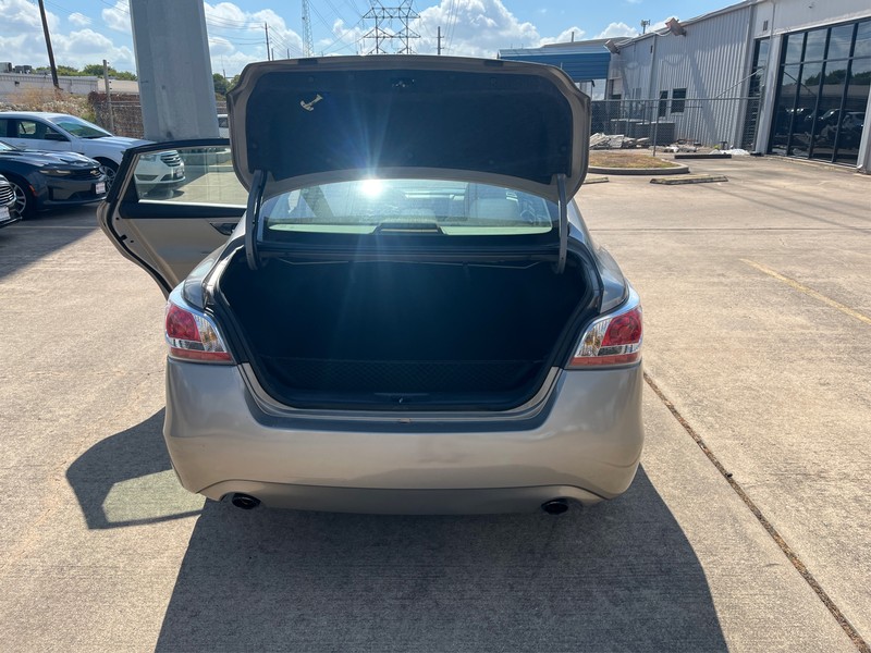Nissan Altima Vehicle Full-screen Gallery Image 11