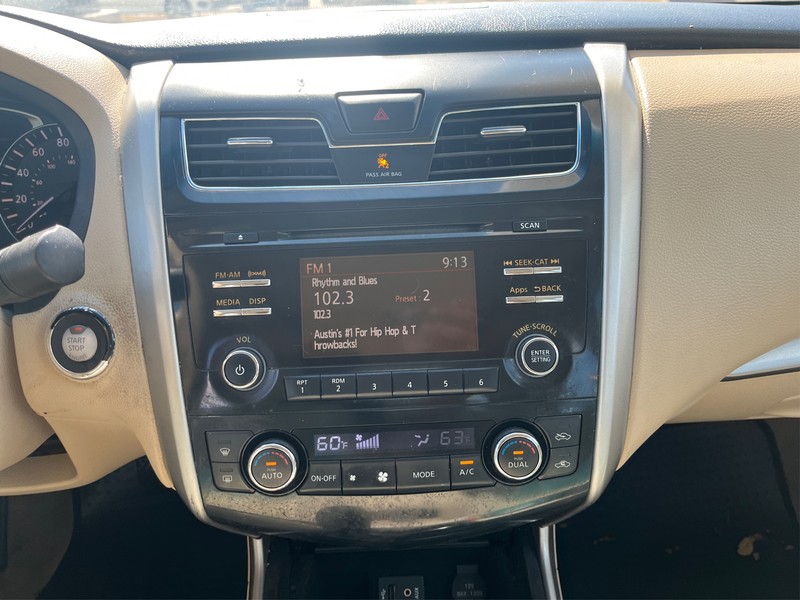 Nissan Altima Vehicle Full-screen Gallery Image 12