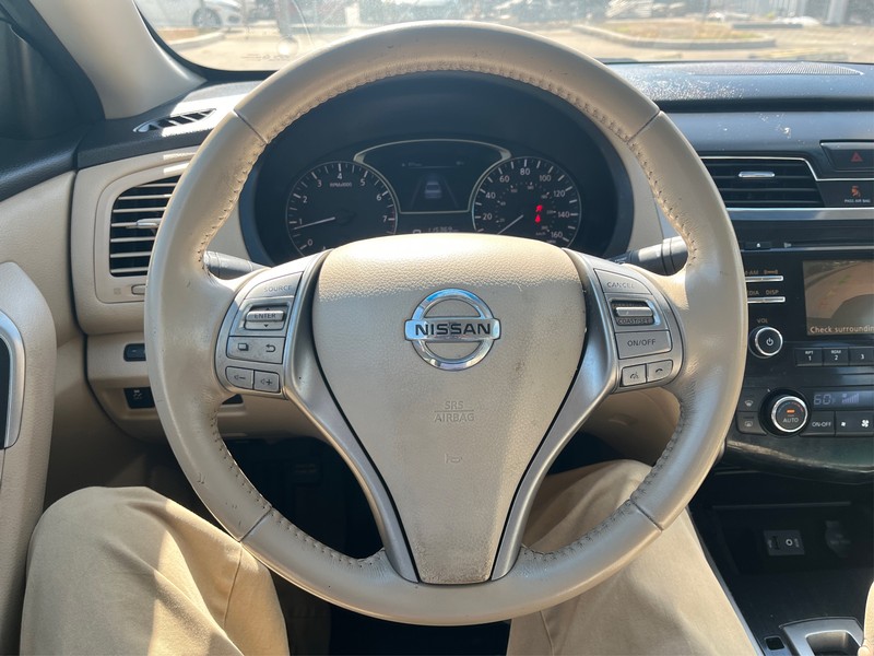 Nissan Altima Vehicle Full-screen Gallery Image 14