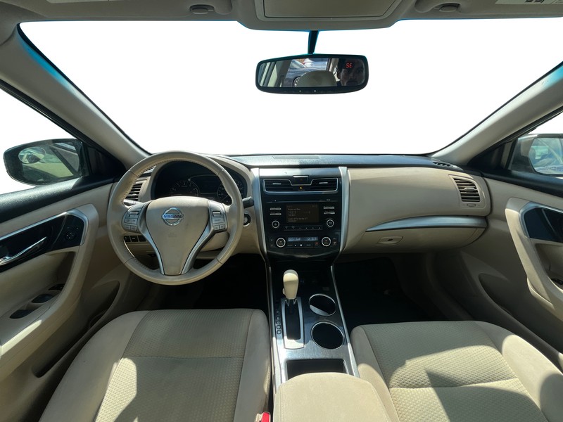 Nissan Altima Vehicle Full-screen Gallery Image 15