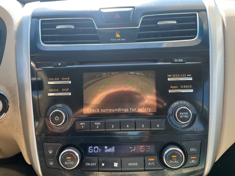 Nissan Altima Vehicle Full-screen Gallery Image 17