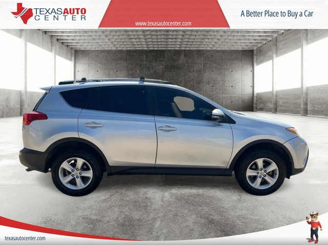 Toyota RAV4 Vehicle Full-screen Gallery Image 04