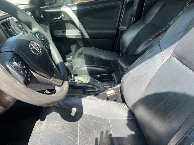 Toyota RAV4 Vehicle Full-screen Gallery Image 09