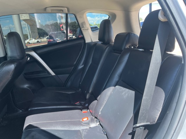 Toyota RAV4 Vehicle Full-screen Gallery Image 10