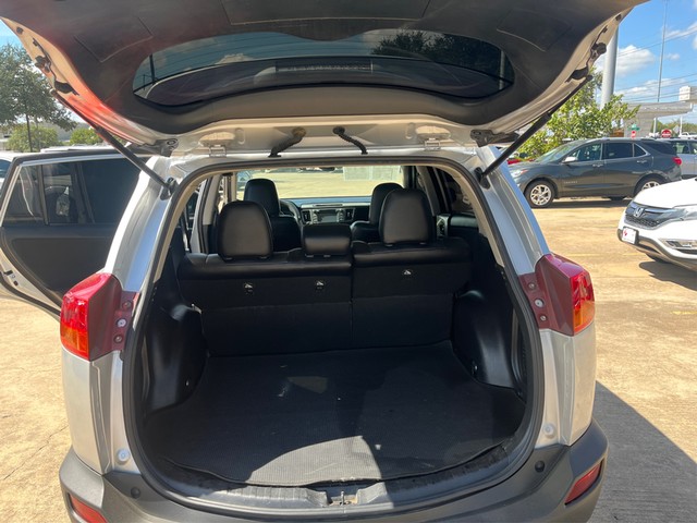 Toyota RAV4 Vehicle Full-screen Gallery Image 11