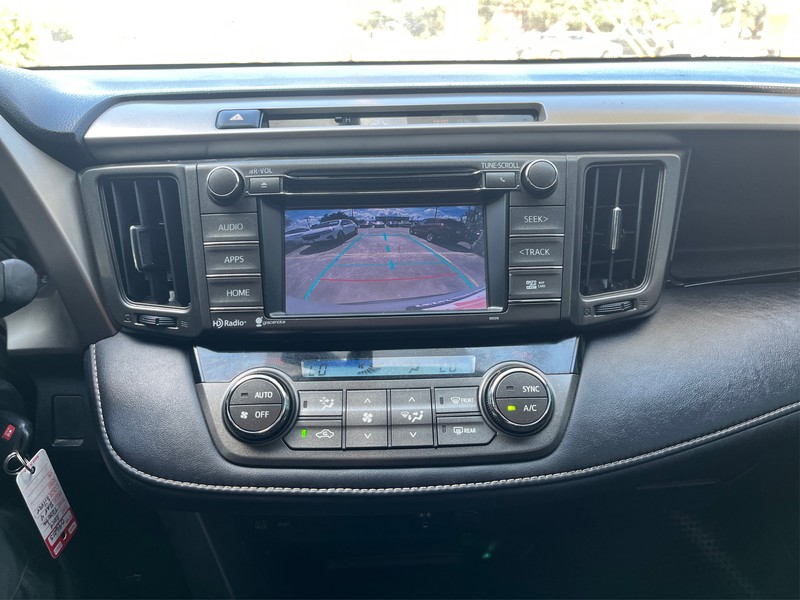Toyota RAV4 Vehicle Full-screen Gallery Image 17
