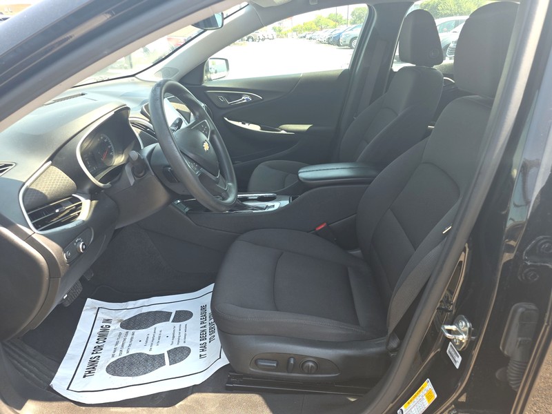 Chevrolet Malibu Vehicle Full-screen Gallery Image 9