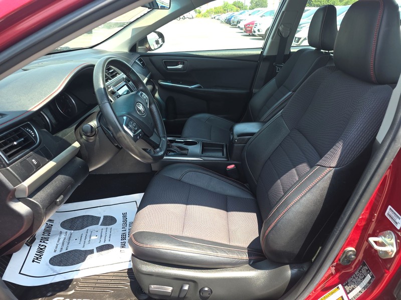Toyota Camry Vehicle Full-screen Gallery Image 9