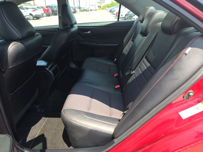 Toyota Camry Vehicle Full-screen Gallery Image 10