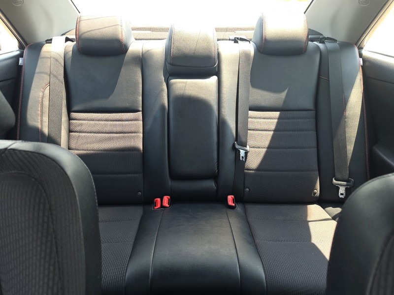Toyota Camry Vehicle Full-screen Gallery Image 12