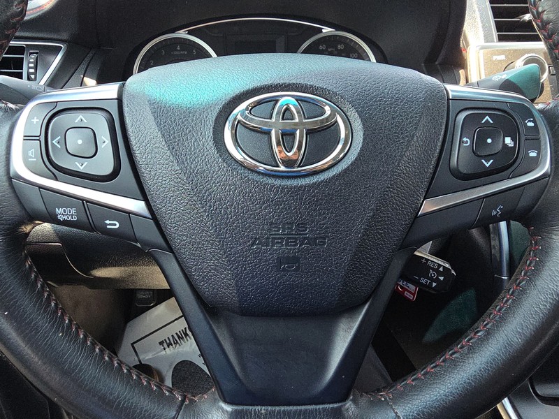 Toyota Camry Vehicle Full-screen Gallery Image 13