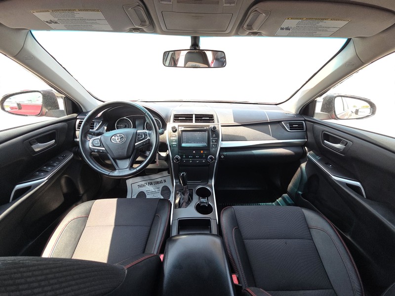 Toyota Camry Vehicle Full-screen Gallery Image 14