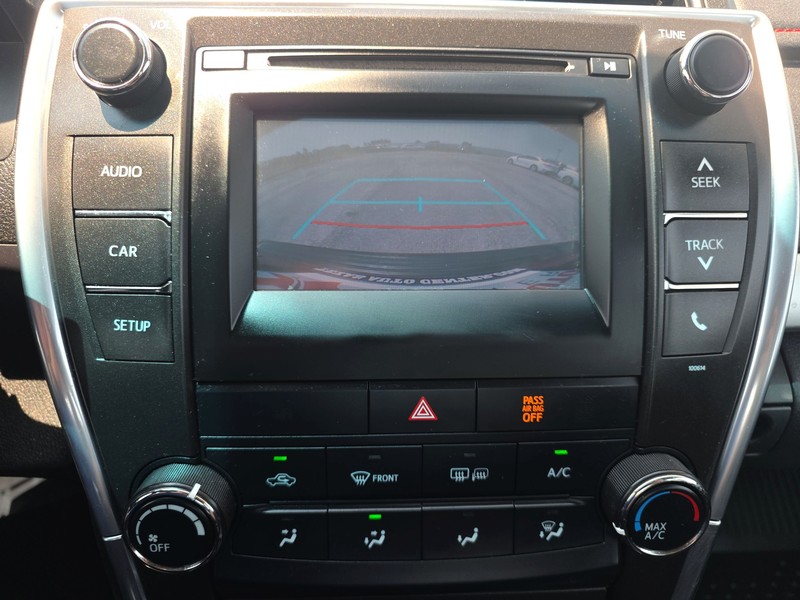 Toyota Camry Vehicle Full-screen Gallery Image 16