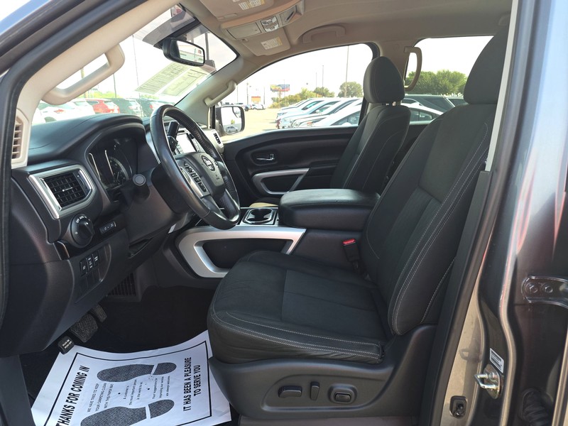 Nissan TITAN Vehicle Full-screen Gallery Image 09