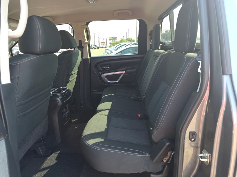 Nissan TITAN Vehicle Full-screen Gallery Image 10
