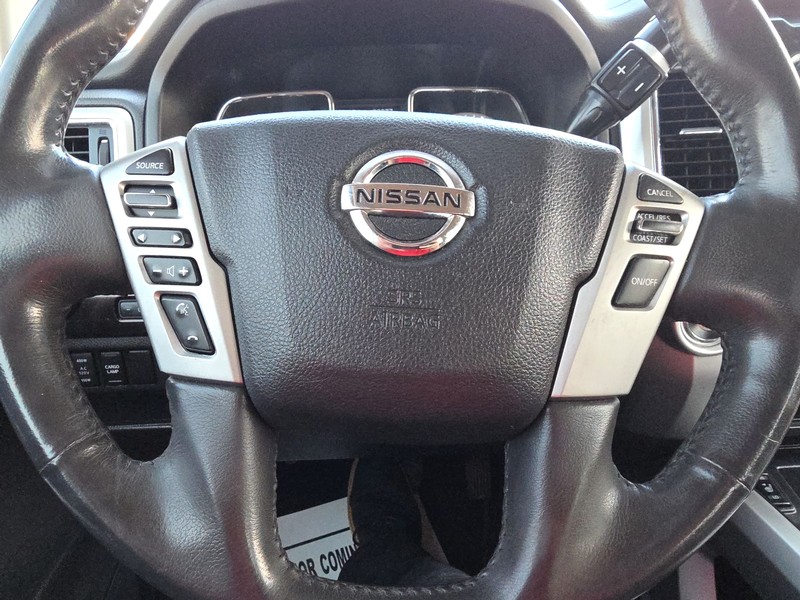 Nissan TITAN Vehicle Full-screen Gallery Image 13