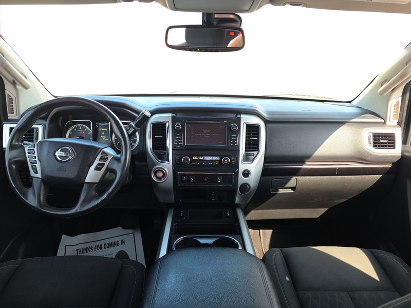 Nissan TITAN Vehicle Full-screen Gallery Image 15