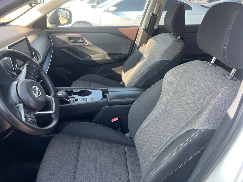 Nissan Rogue Vehicle Full-screen Gallery Image 07