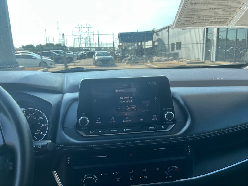 Nissan Rogue Vehicle Full-screen Gallery Image 10