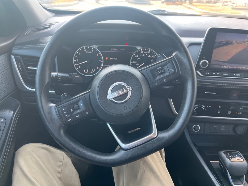 Nissan Rogue Vehicle Full-screen Gallery Image 12