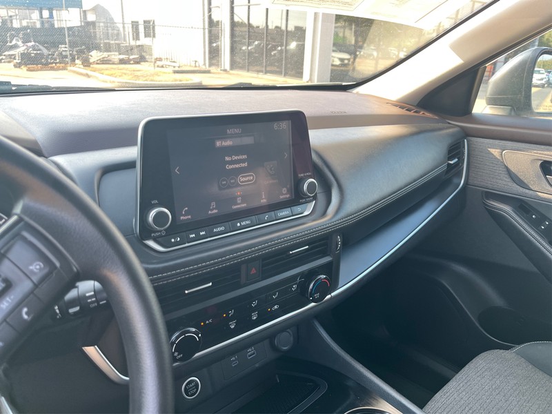 Nissan Rogue Vehicle Full-screen Gallery Image 15