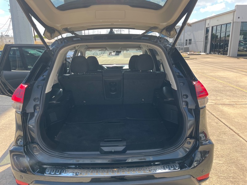 Nissan Rogue Vehicle Full-screen Gallery Image 10