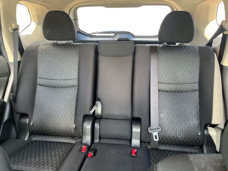 Nissan Rogue Vehicle Full-screen Gallery Image 12