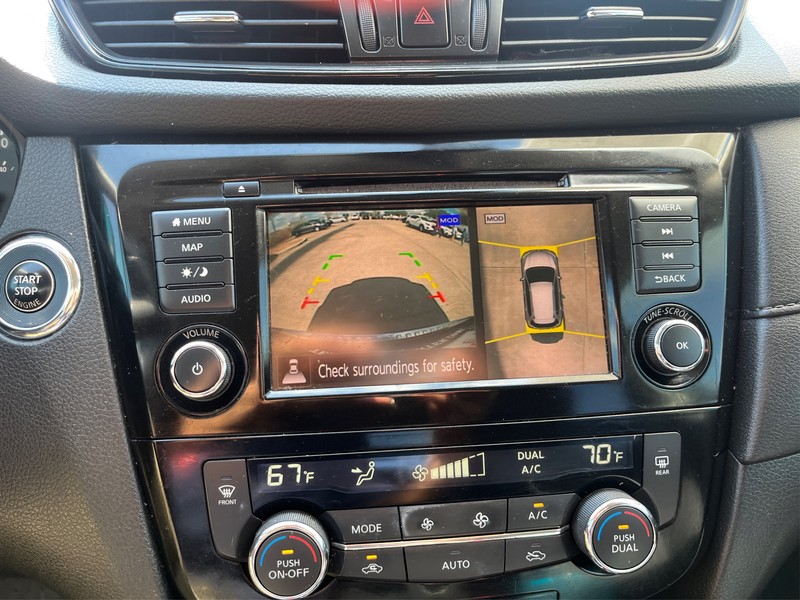 Nissan Rogue Vehicle Full-screen Gallery Image 17
