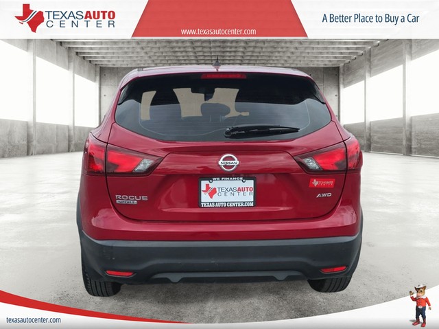 Nissan Rogue Sport Vehicle Full-screen Gallery Image 06