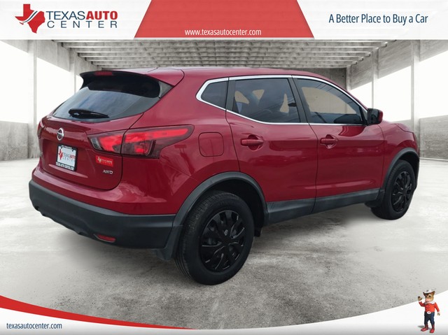 Nissan Rogue Sport Vehicle Full-screen Gallery Image 07