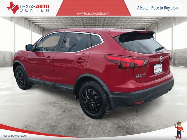 Nissan Rogue Sport Vehicle Full-screen Gallery Image 08
