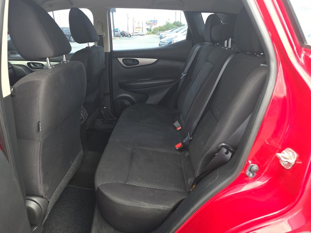 Nissan Rogue Sport Vehicle Full-screen Gallery Image 10