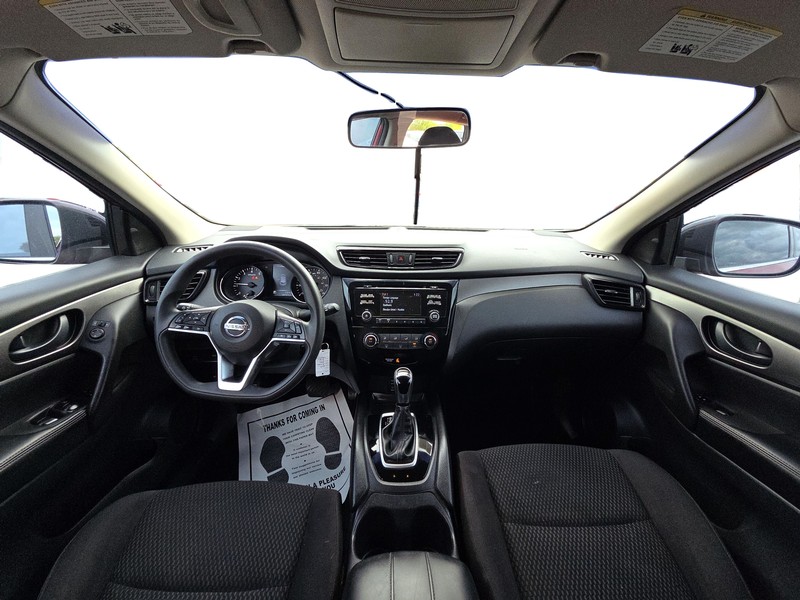 Nissan Rogue Sport Vehicle Full-screen Gallery Image 15