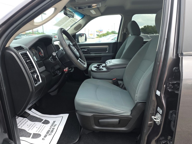 Ram 1500 Classic Vehicle Full-screen Gallery Image 9