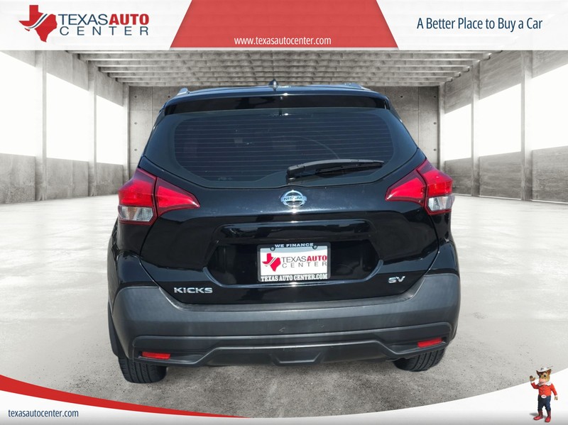 Nissan Kicks Vehicle Full-screen Gallery Image 06