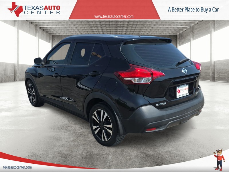 Nissan Kicks Vehicle Full-screen Gallery Image 08