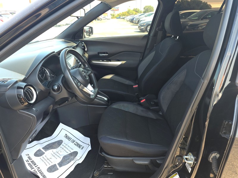 Nissan Kicks Vehicle Full-screen Gallery Image 09