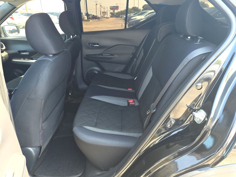 Nissan Kicks Vehicle Full-screen Gallery Image 10