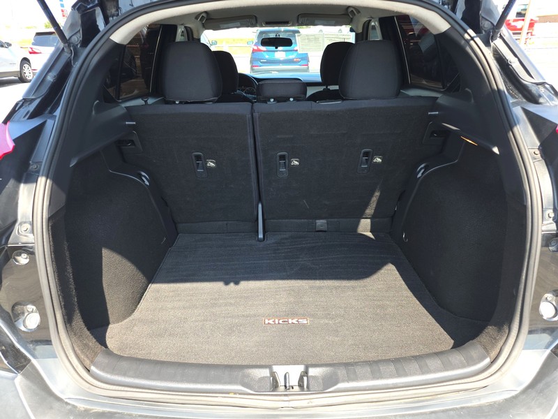 Nissan Kicks Vehicle Full-screen Gallery Image 11