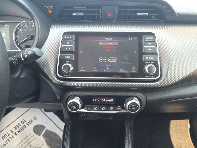 Nissan Kicks Vehicle Full-screen Gallery Image 12