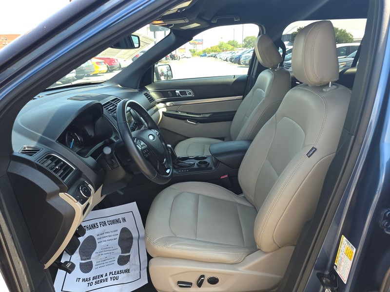 Ford Explorer Vehicle Full-screen Gallery Image 09