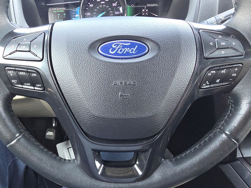 Ford Explorer Vehicle Full-screen Gallery Image 14