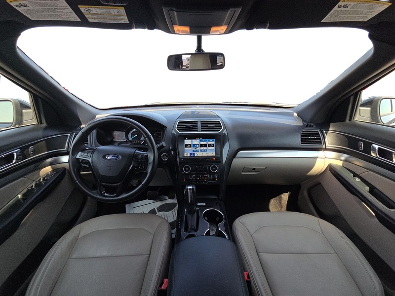 Ford Explorer Vehicle Full-screen Gallery Image 15